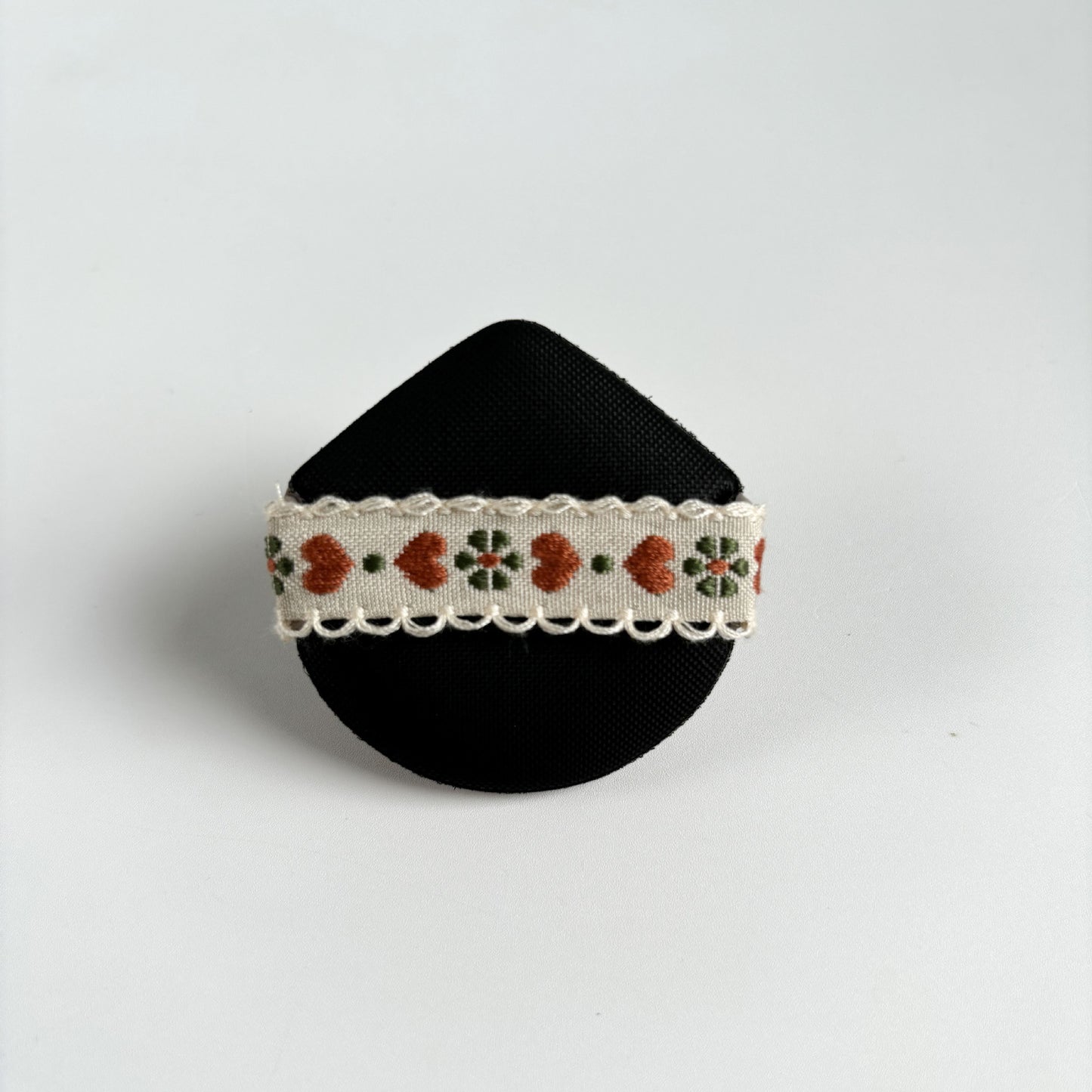 Embroidered silk ribbon air cushion makeup sponge