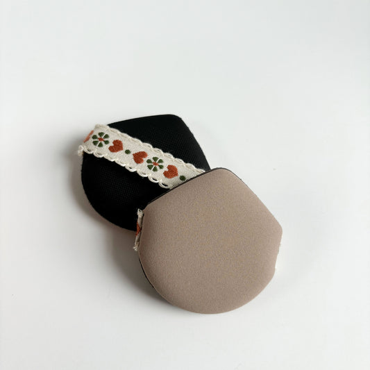 Embroidered silk ribbon air cushion makeup sponge