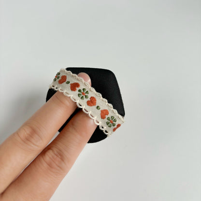 Embroidered silk ribbon air cushion makeup sponge