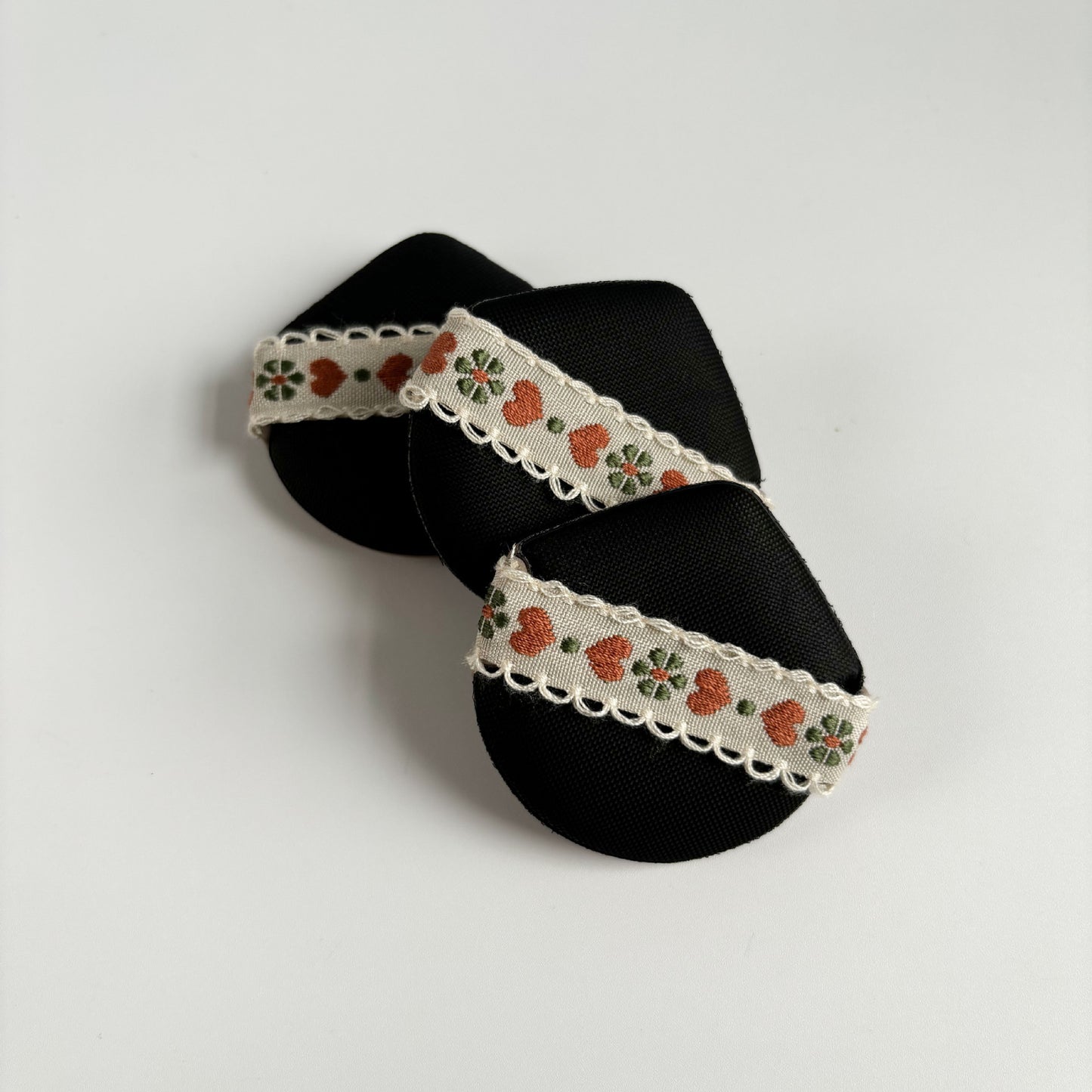 Embroidered silk ribbon air cushion makeup sponge