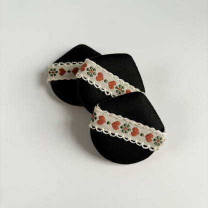 Embroidered silk ribbon air cushion makeup sponge