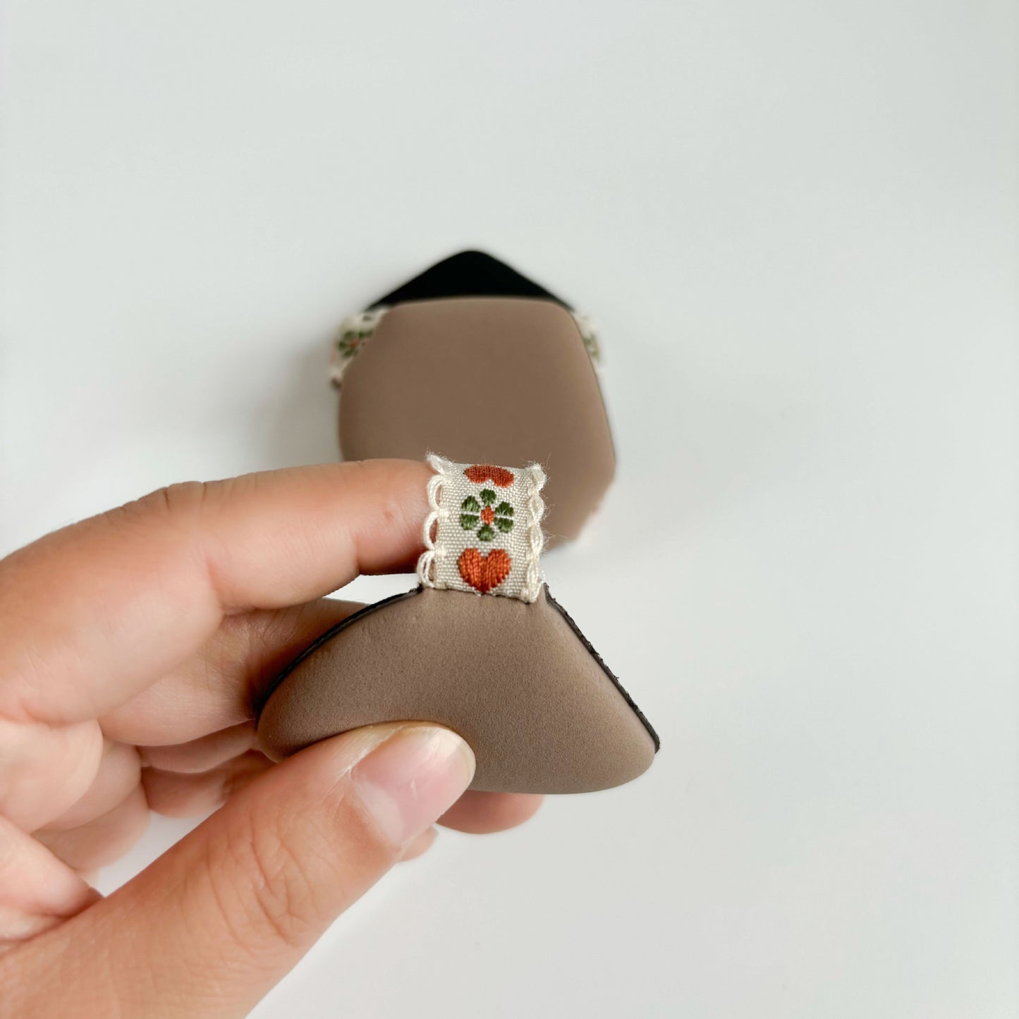 Embroidered silk ribbon air cushion makeup sponge