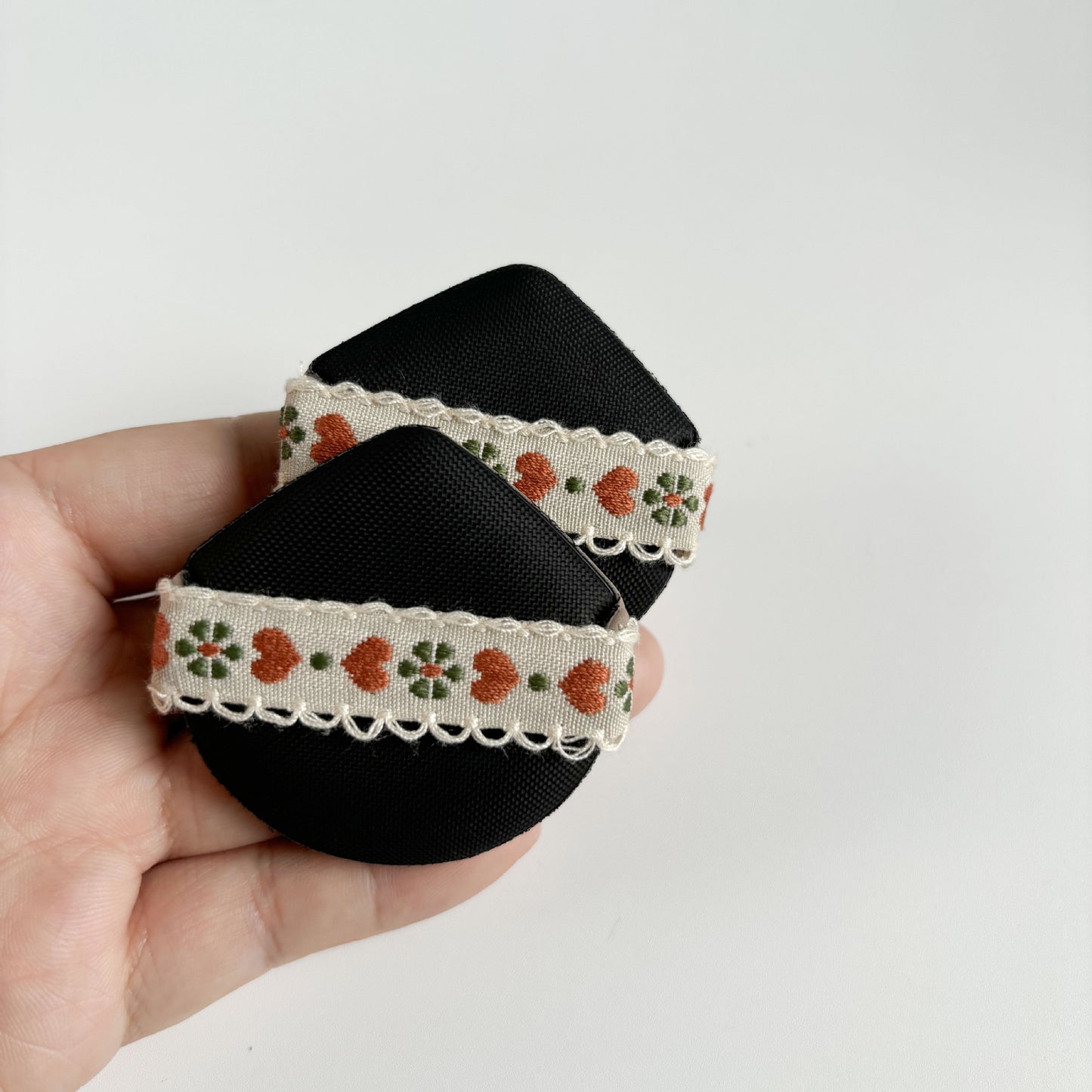 Embroidered silk ribbon air cushion makeup sponge